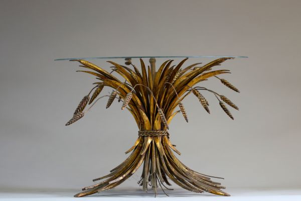 Robert GOOSSENS (1927-2016) dans le goût de - Table basse à piètement en épis de blé et feuillage en métal doré, plateau en verre.