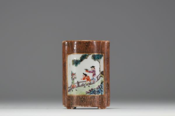Chine - Petit vase en porcelaine polychrome à décor de personnages en cartouche, marque sous la pièce, d'époque XVIIIème.18eme