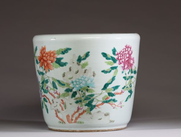 Chine - Imposante jardinière en porcelaine polychrome famille rose à décor de pivoines et de papillons, vers 1900.