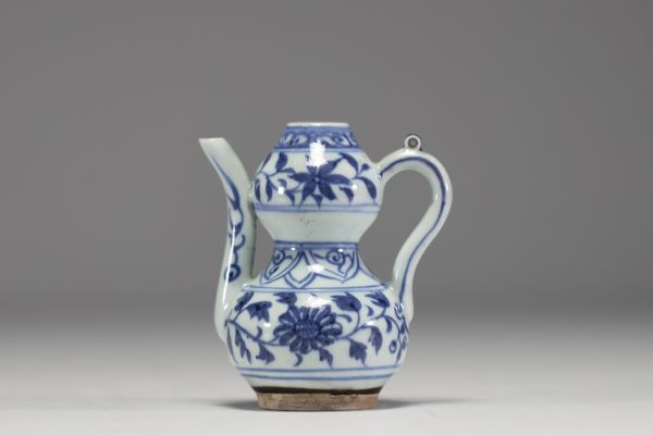 China - Small blue-white porcelain coffee pot, Ming dynasty.