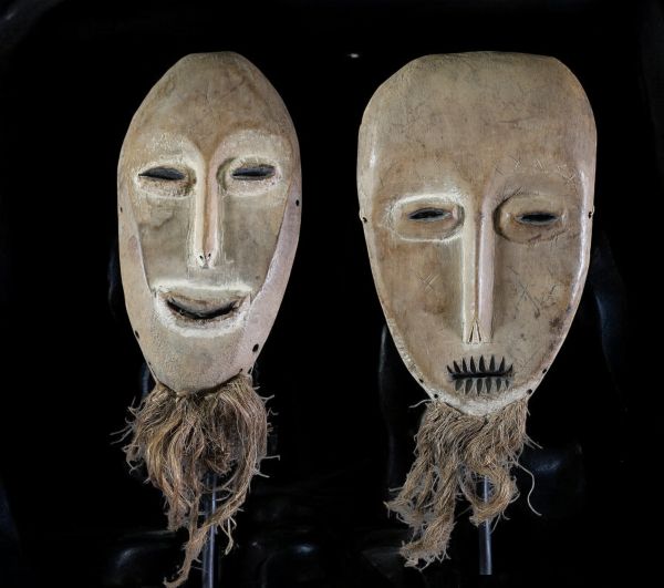 Afrique RDC - Paire de masques « lukwakongo » Lega en bois sculpté et raphia, Congo RDC.