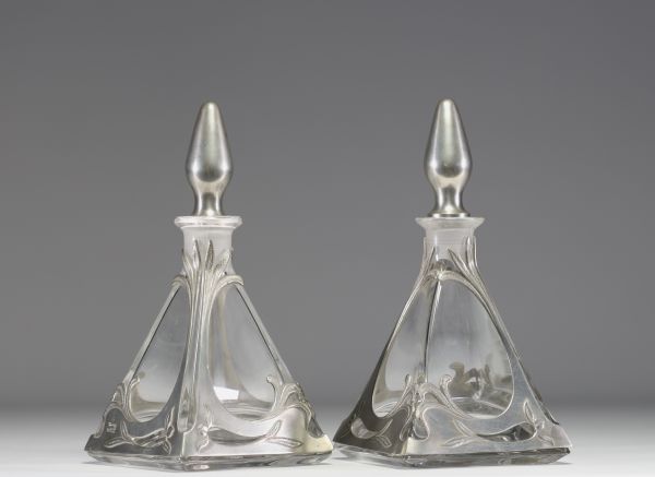 Paire de carafes en verre et étain de style Art Nouveau.