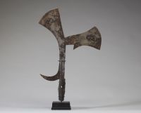 Afrique RDC - Couteau de jet, Ngombé en fer et corde, lame ancienne ciselée sur une face, Congo RDC.