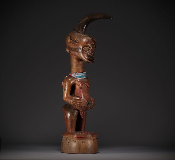Importante statue masculine SONGYE de la région de TSHOFA collectée vers 1900.