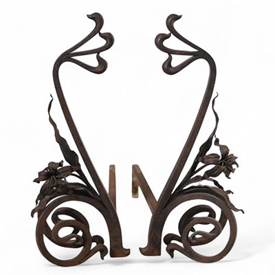 Henri Jacobs (1864–1935) Paire de chenets en fer forgé – Vers 1905 Fer forgé à motifs végétaux stylisés et floraux figuratifs Superbe paire de chenets en fer forgé, attribuée à l’architecte belge Henri Jacobs, figure majeure de l’Art nouveau social. Ces éléments de foyer se distinguent par leur dessin raffiné, où les lignes ondoyantes évoquant des tiges stylisées encadrent au centre des motifs flo