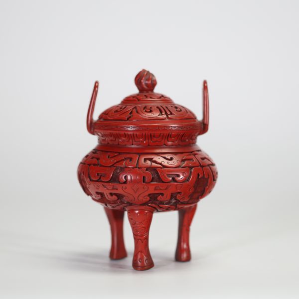 Brûle-parfum en laque de cinabre sculptée, Chine, dynastie Qing