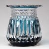 Val Saint Lambert – Vase en cristal doublé bleu à décor Art Déco  Élégant vase en cristal taillé, réalisé par la célèbre cristallerie belge Val Saint Lambert, en cristal doublé bleu. Le corps évasé es