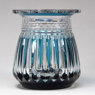 Val Saint Lambert – Vase en cristal doublé bleu à décor Art Déco  Élégant vase en cristal taillé, réalisé par la célèbre cristallerie belge Val Saint Lambert, en cristal doublé bleu. Le corps évasé es