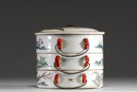 Chine - Boîte à condiments en porcelaine polychrome famille rose à décor de femmes et d'enfants.