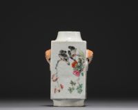 Chine - Vase quadrangulaire en porcelaine à décor d'oiseaux.