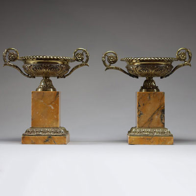 Paire de cassolettes en bronze et marbre jaune de Sienne, d'époque Charles X.
