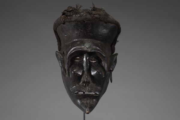 Afrique RDC - Masque Chokwé / Lovale en bois sculpté, cauris et fibre, Congo RDC / Angola, 1ère moitié XXème.