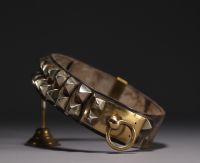 Rare collier de chien en cuir, clous et cadenas en laiton, XIXème.