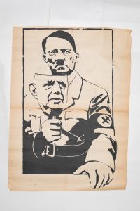 Mai 68 – (De Gaulle en Hitler)  Affiche originale réalisée en sérigraphie couleur noir. Cachet illisible, toute sa marge non coupée, traces de plis avec des petits manques au centre. Non entoilée  117X85,2 cm