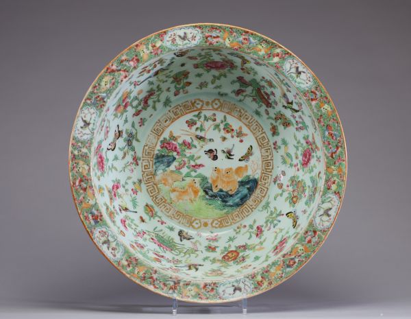 Chine - Grand bassin en porcelaine polychrome de Canton à décor central de chiens de Fô, de volatiles, de papillons et de fleurs.