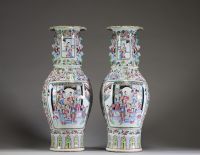Chine - Paire de grands vases en porcelaine polychrome famille rose à décor de courtisanes, de pêches et de fleurs, dynastie Qing, XIXème.