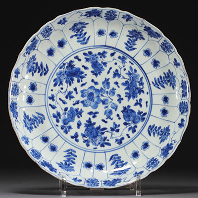 Chine - Assiette porcelaine blanc bleu, décor floral, époque et marque Kangxi.