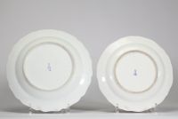 Meissen – Lot de deux assiettes en porcelaine décorées de scènes romantiques et de fleurs, marque aux épées croisées, XVIIIe/XIXe siècle