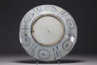 China - White-blue porcelain dish with floral decoration, Wanli, Ming dynasty.