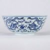 Bol en porcelaine bleu et blanc à décor de dragons poursuivant la perle sacrée, Chine, marque Kangxi