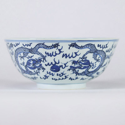 Bol en porcelaine bleu et blanc à décor de dragons poursuivant la perle sacrée, Chine, marque Kangxi