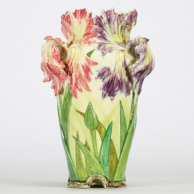 Delphin Massier (1836–1907) Vase en barbotine, Vallauris, vers 1900  Vase en céramique émaillée, décor en relief de tulipes sur fond de feuillage. Les fleurs forment les anses. Signature  sous la base : Delphin Massier / Vallauris (A.M.)