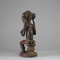 Statue féminine Baoulé, Côte d’Ivoire. Bois, patine ancienne usée par l’usage rituel. H : 30 cm Ancienne collection privée Liège