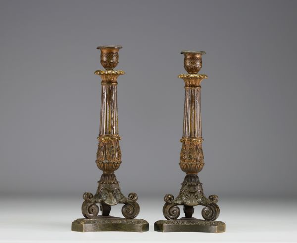 Paire de bougeoirs en bronze à double patine d'époque Charles X.