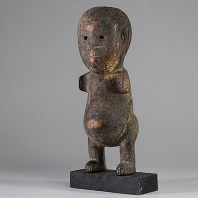 Statuette Pare, Tanzanie.Bois, patine ancienne , Bras à l’état de « moignon » comme pour l’ethnie Pere du Congo. H : 32 cm . Ex collection A. Wilket, Liège
