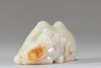 Chine – Sculpture en jade céladon et rousse d’un chameau couché, dynastie Qing, XVIIIᵉ-XIXᵉ siècle