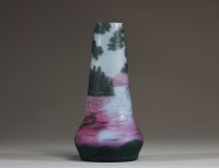 DE VEZ - Camille TRUTIE DE VARREUX (1872-1942) Vase en verre multicouche dégagé à l'acide à décor d'un bateau à l'embarcadère, signé.