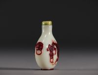 Chine - Tabatière en verre multicouche à  décor de dragons.