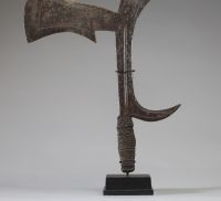 Afrique RDC - Couteau de jet, Ngombé en fer et corde, lame ancienne ciselée sur une face, Congo RDC.