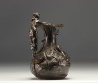 Ensemble d'une verseuse et d'un vase Art Nouveau en étain polis, vers 1900.