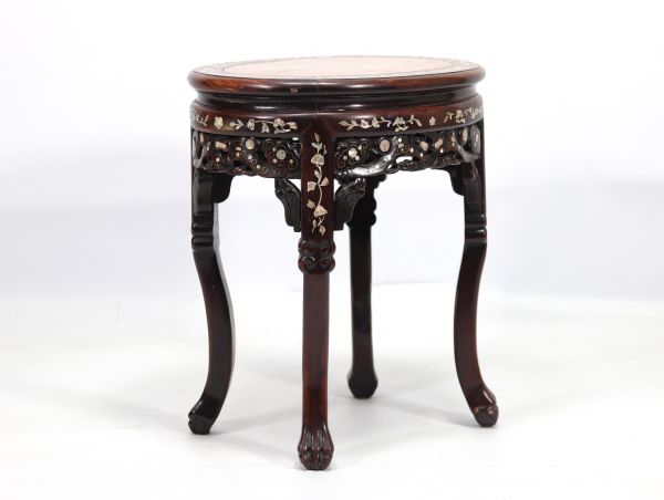 Chine - Table en bois dur et incrustation de nacre pour le marché Peranakan nyonya, vers 1900.