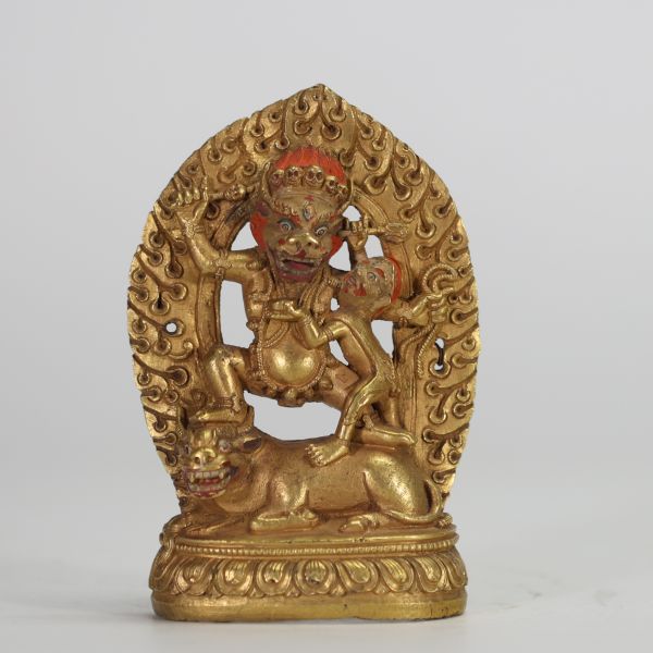 CHINE, XXe SIÈCLE Figure de Yama Dharmaraja en union avec sa parèdre Bronze doré.