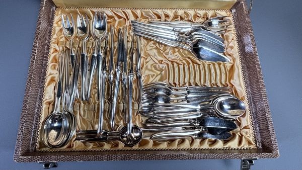 Christofle - Modèle Duo par Tapio Wirkala, ménagère de 54 pièces en métal argenté pour 6 personnes, 1957.
