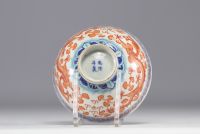 Chine - Bol en porcelaine à décor de dragons à cinq griffes, marque au bleu sous la pièce.