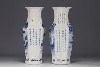 Chine - Paire de vases en porcelaine blanc bleu à décor de paysage, époque XIXème.