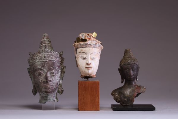 Asie - Trois têtes de Bouddha en bronze et terre cuite polychrome. 