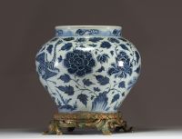 China - Rare blue-white porcelain vase decorated with peacocks and peony flowers, bronze mounting, Ming period.