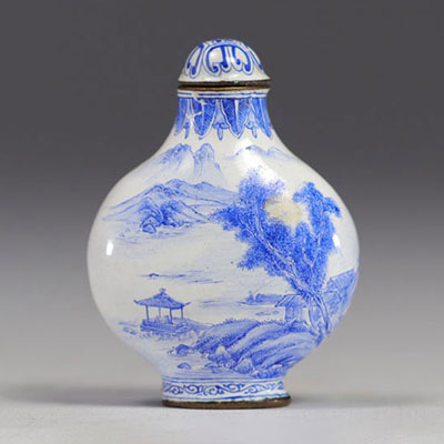 中国，清代青花珐琅彩瓷质鼻烟壶，插图非常精美。底有蓝字。
