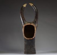 Afrique - Imposant masque heaume « bo nun amuin » Baoulé en bois sculpté polychrome, Côte d'Ivoire.