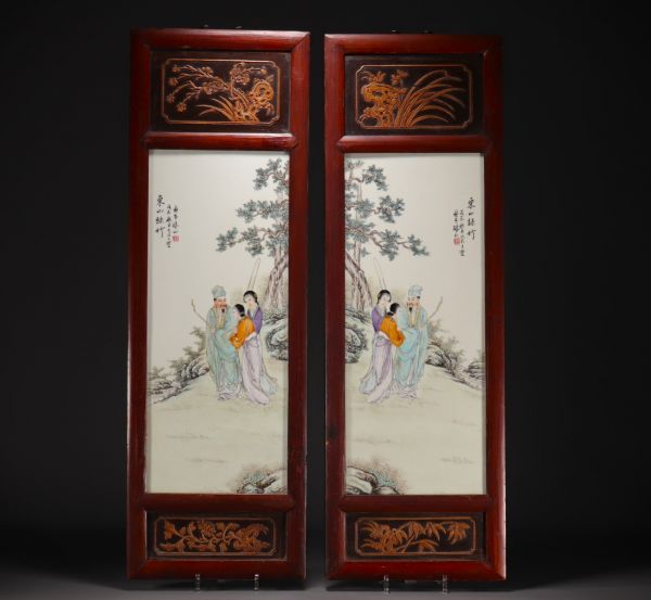Chine - Paire de panneaux en porcelaine et bois à décor de personnages.