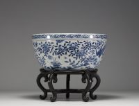 Chine - Jardinière en porcelaine blanc bleu à décor d'oiseaux et de fleurs.
