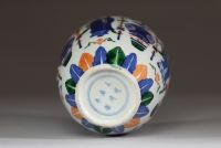 Chine - Vase en porcelaine Wucai à décor de personnages, début XXème.