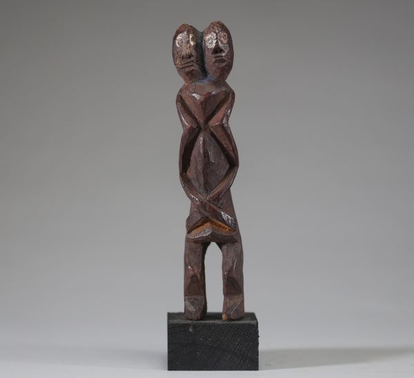 Afrique - Statuette janiforme Chamba en bois sculpté, trace d'indigo, Nigéria.