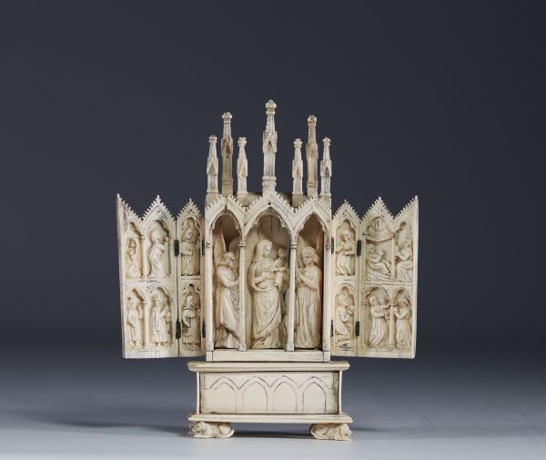 Retable polyptique avec la Vierge Marie et l'enfant Jésus, fin XIXe siècle.