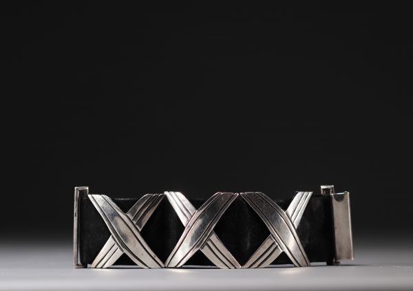 Hector AGUILAR (attribué à) - Bracelet moderniste en argent et cuir.
