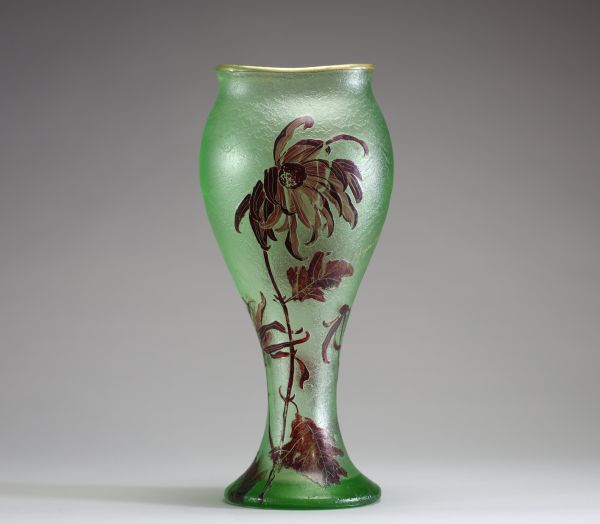 Montjoye Saint Denis - Grand vase en verre givré dégagé à l'acide à décor floral émaillé, inscription 